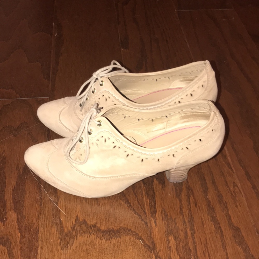 Bocage cream colored lace up Oxford heels size 39